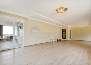 بنتهاوس واسع في منطقة خضراء في أوبا