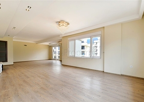 بنتهاوس واسع في منطقة خضراء في أوبا