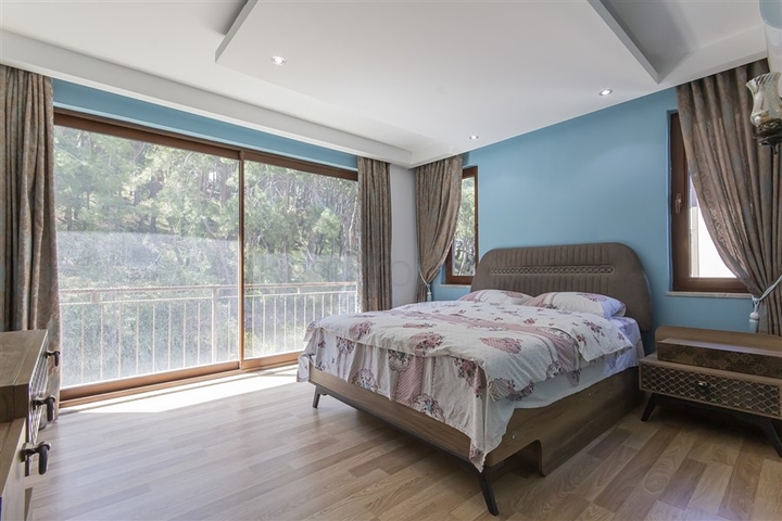 شقة مفروشة واسعة مطلة على البحر في منطقة خلابة على البحر