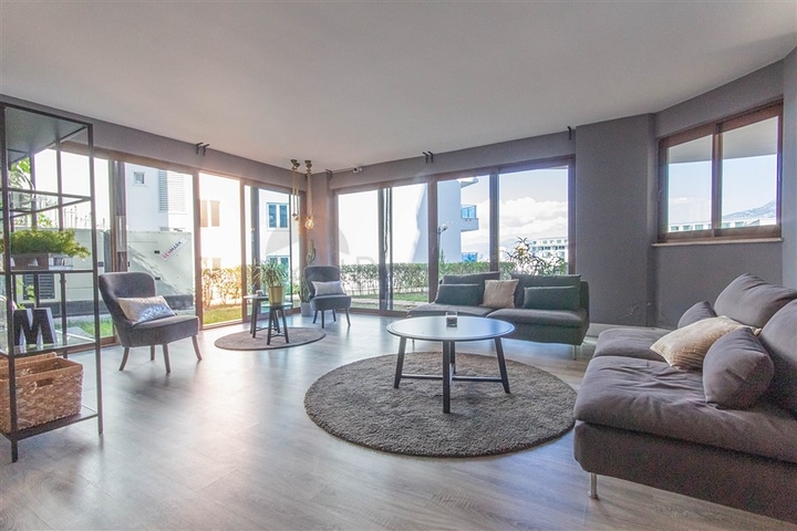 شقة مفروشة واسعة مطلة على البحر في منطقة خلابة على البحر