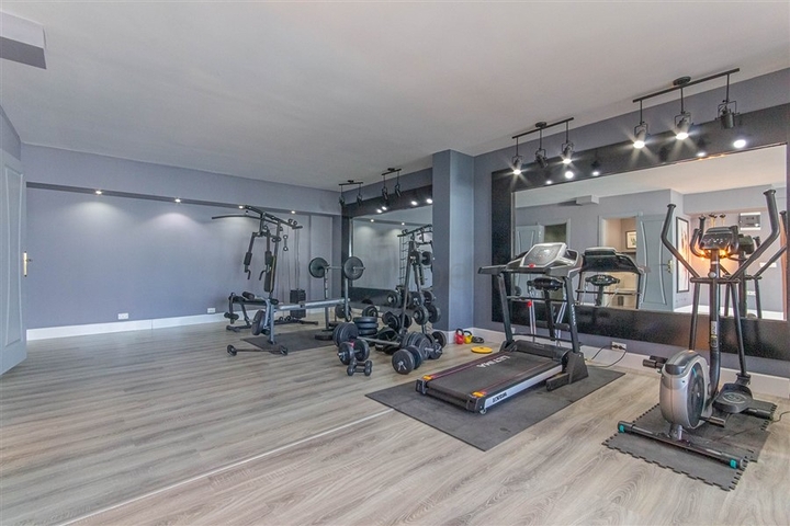 شقة مفروشة واسعة مطلة على البحر في منطقة خلابة على البحر