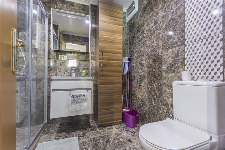 شقة مفروشة واسعة مطلة على البحر في منطقة خلابة على البحر