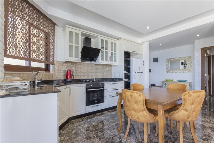 شقة مفروشة واسعة مطلة على البحر في منطقة خلابة على البحر