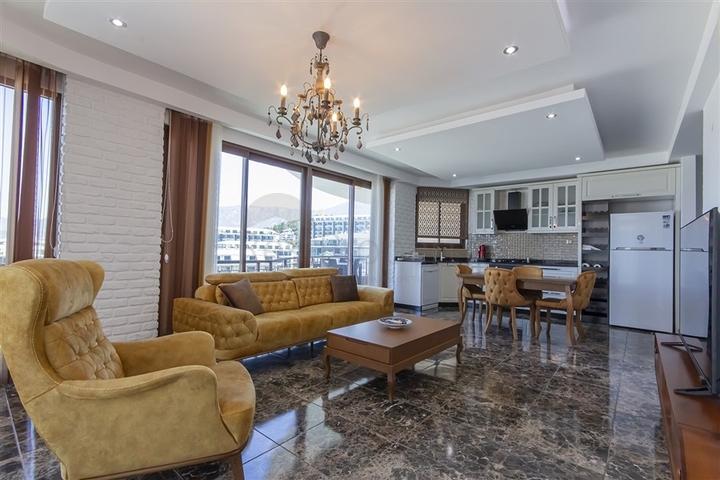 شقة مفروشة واسعة مطلة على البحر في منطقة خلابة على البحر