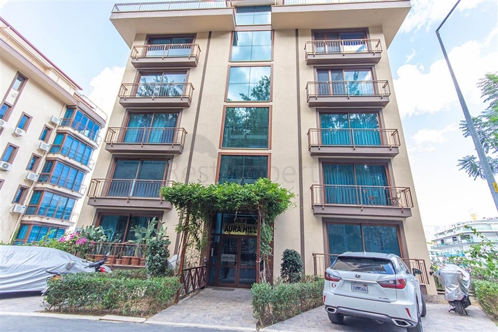 شقة مفروشة واسعة مطلة على البحر في منطقة خلابة على البحر