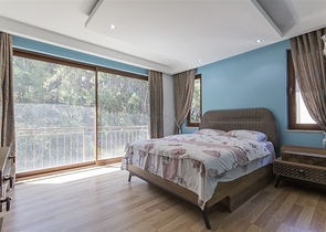 شقة مفروشة واسعة مطلة على البحر في منطقة خلابة على البحر