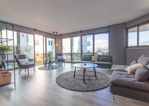 شقة مفروشة واسعة مطلة على البحر في منطقة خلابة على البحر