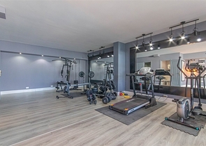 شقة مفروشة واسعة مطلة على البحر في منطقة خلابة على البحر