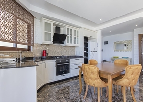 شقة مفروشة واسعة مطلة على البحر في منطقة خلابة على البحر