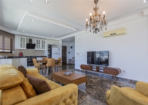 شقة مفروشة واسعة مطلة على البحر في منطقة خلابة على البحر