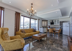 شقة مفروشة واسعة مطلة على البحر في منطقة خلابة على البحر