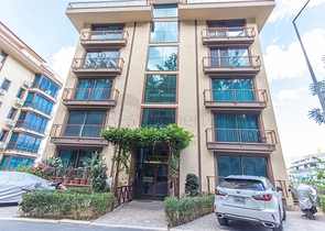 شقة مفروشة واسعة مطلة على البحر في منطقة خلابة على البحر