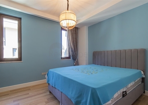 شقة مفروشة واسعة مطلة على البحر في منطقة خلابة على البحر