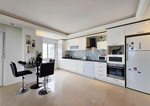  الراحة والراحة في كل متر: استئجار شقة 2 + 1 عن طريق البحر