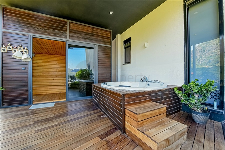 فيلا فاخرة مع إطلالة بانورامية على البحر هي مزيج مثالي من الراحة والأناقة والخصوصية.