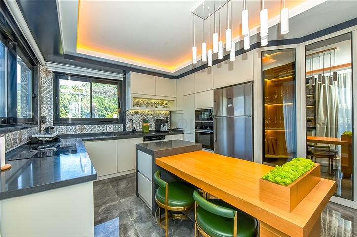 فيلا فاخرة مع إطلالة بانورامية على البحر هي مزيج مثالي من الراحة والأناقة والخصوصية.