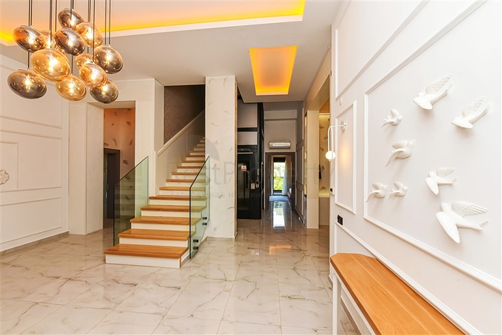 فيلا فاخرة مع إطلالة بانورامية على البحر هي مزيج مثالي من الراحة والأناقة والخصوصية.