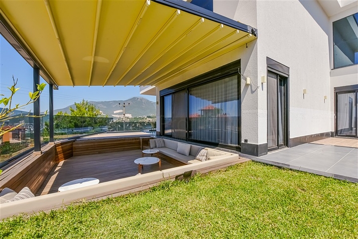 فيلا فاخرة مع إطلالة بانورامية على البحر هي مزيج مثالي من الراحة والأناقة والخصوصية.