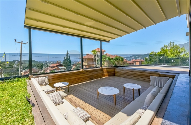 فيلا فاخرة مع إطلالة بانورامية على البحر هي مزيج مثالي من الراحة والأناقة والخصوصية.