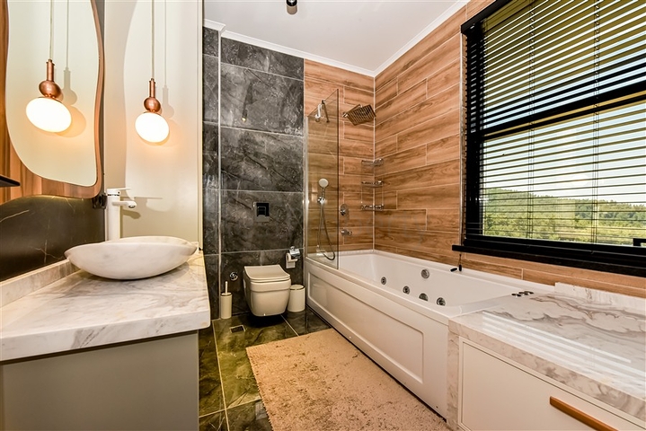 فيلا فاخرة مع إطلالة بانورامية على البحر هي مزيج مثالي من الراحة والأناقة والخصوصية.