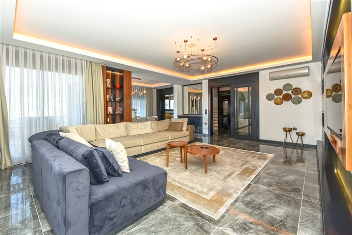 فيلا فاخرة مع إطلالة بانورامية على البحر هي مزيج مثالي من الراحة والأناقة والخصوصية.