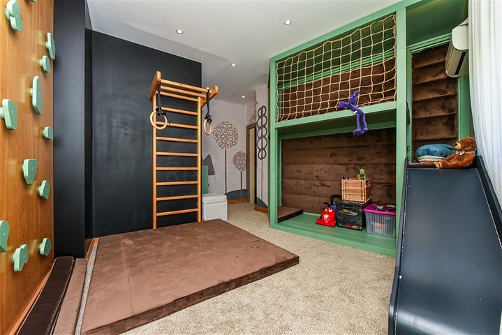 فيلا فاخرة مع إطلالة بانورامية على البحر هي مزيج مثالي من الراحة والأناقة والخصوصية.