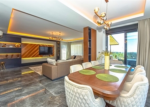 فيلا فاخرة مع إطلالة بانورامية على البحر هي مزيج مثالي من الراحة والأناقة والخصوصية.