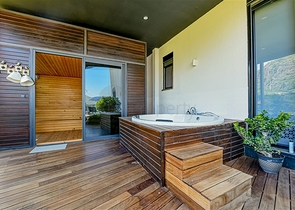 فيلا فاخرة مع إطلالة بانورامية على البحر هي مزيج مثالي من الراحة والأناقة والخصوصية.