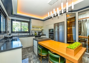 فيلا فاخرة مع إطلالة بانورامية على البحر هي مزيج مثالي من الراحة والأناقة والخصوصية.