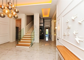 فيلا فاخرة مع إطلالة بانورامية على البحر هي مزيج مثالي من الراحة والأناقة والخصوصية.