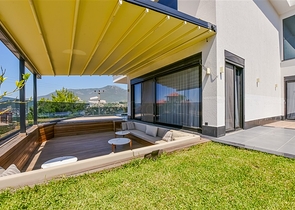 فيلا فاخرة مع إطلالة بانورامية على البحر هي مزيج مثالي من الراحة والأناقة والخصوصية.