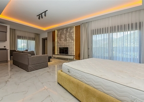 فيلا فاخرة مع إطلالة بانورامية على البحر هي مزيج مثالي من الراحة والأناقة والخصوصية.