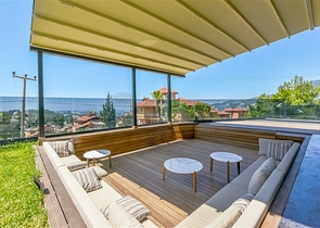 فيلا فاخرة مع إطلالة بانورامية على البحر هي مزيج مثالي من الراحة والأناقة والخصوصية.