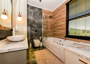 فيلا فاخرة مع إطلالة بانورامية على البحر هي مزيج مثالي من الراحة والأناقة والخصوصية.