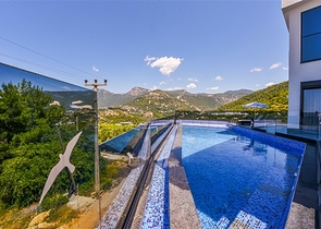 فيلا فاخرة مع إطلالة بانورامية على البحر هي مزيج مثالي من الراحة والأناقة والخصوصية.