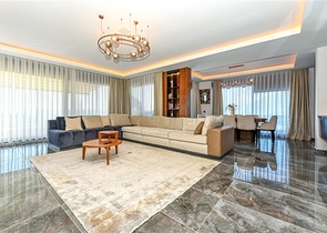 فيلا فاخرة مع إطلالة بانورامية على البحر هي مزيج مثالي من الراحة والأناقة والخصوصية.