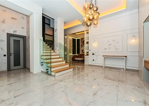 فيلا فاخرة مع إطلالة بانورامية على البحر هي مزيج مثالي من الراحة والأناقة والخصوصية.