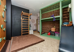 فيلا فاخرة مع إطلالة بانورامية على البحر هي مزيج مثالي من الراحة والأناقة والخصوصية.