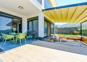 فيلا فاخرة مع إطلالة بانورامية على البحر هي مزيج مثالي من الراحة والأناقة والخصوصية.