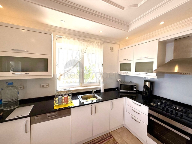 فيلا مفروشة واسعة مع تراس ومسبح محاط بالطبيعة