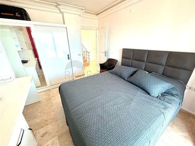 فيلا مفروشة واسعة مع تراس ومسبح محاط بالطبيعة