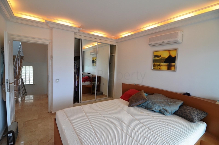 فيلا مفروشة واسعة مع تراس ومسبح محاط بالطبيعة