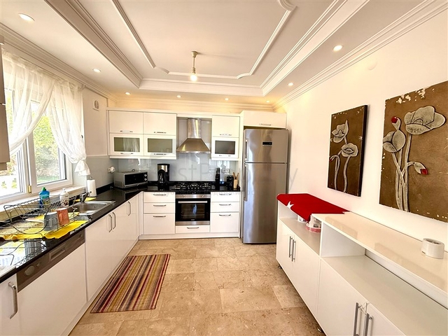 فيلا مفروشة واسعة مع تراس ومسبح محاط بالطبيعة