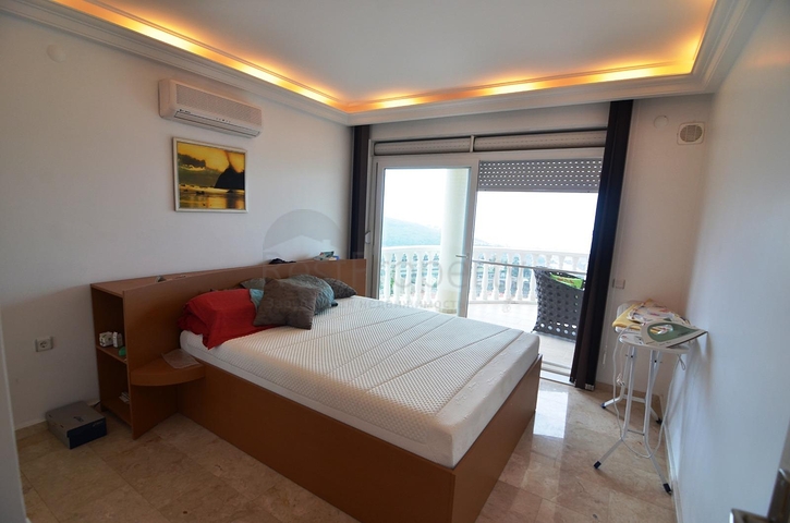 فيلا مفروشة واسعة مع تراس ومسبح محاط بالطبيعة