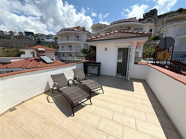 فيلا مفروشة واسعة مع تراس ومسبح محاط بالطبيعة