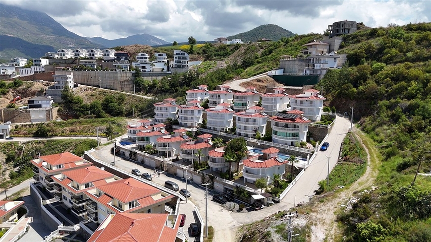 فيلا مفروشة واسعة مع تراس ومسبح محاط بالطبيعة