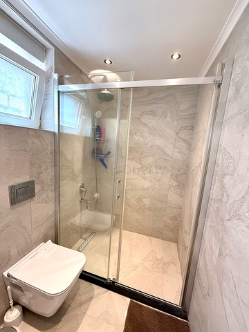 فيلا مفروشة واسعة مع تراس ومسبح محاط بالطبيعة