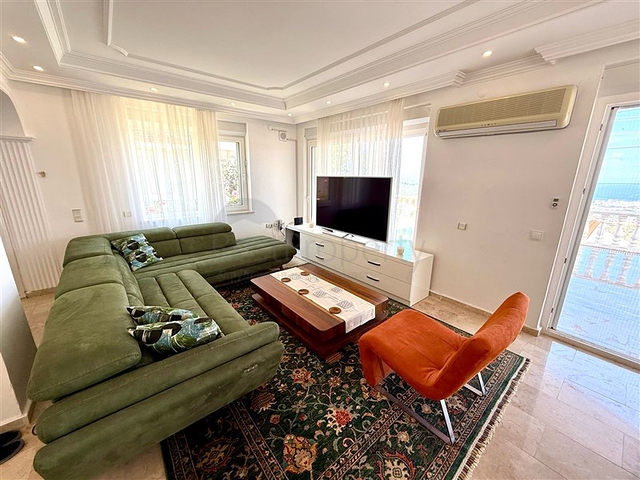 فيلا مفروشة واسعة مع تراس ومسبح محاط بالطبيعة