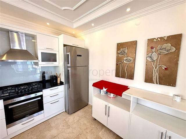 فيلا مفروشة واسعة مع تراس ومسبح محاط بالطبيعة