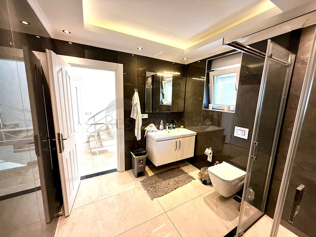 فيلا مفروشة واسعة مع تراس ومسبح محاط بالطبيعة